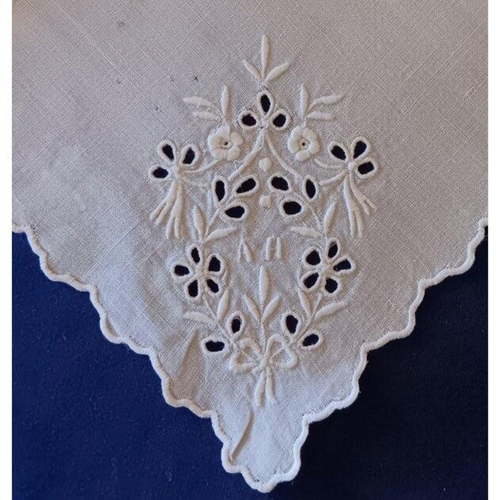 Set 4 Large Madeira Linen Napkins Eyelet Bouquet 14" Vintage Embroidery